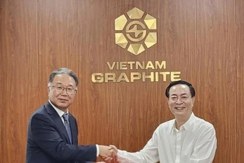 CEO DA Technology ông Lee Sang-hwa (trái) và Chủ tịch VGG ông Nguyễn Đức Lượng trao đổi ký kết hợp tác. (Nguồn: DA Technology)
