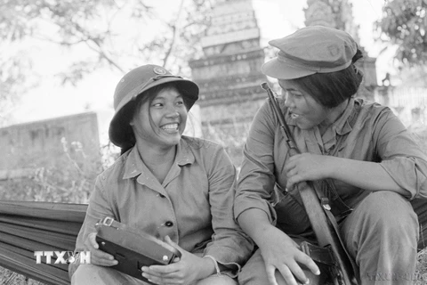 Hai nữ chiến sỹ Việt Nam và Campuchia sát cánh bên nhau. (Nguồn: TTXVN)