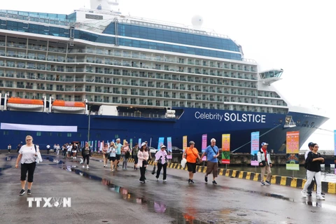  2.700 khách du lịch đầu tiên đến Huế bằng đường biển trong năm 2024. (Ảnh: Tường Vi/TTXVN)
