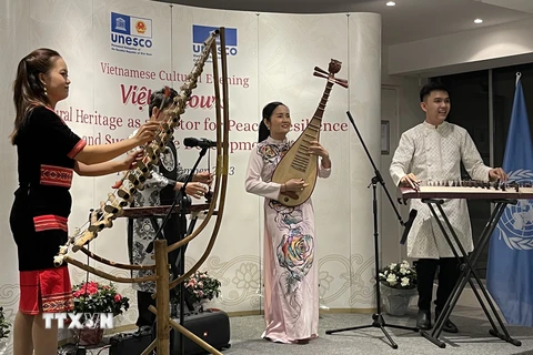 Một tiết mục trình diễn nhạc cụ dân tộc Việt Nam trong buổi lễ giới thiệu "Sắc màu Việt Nam" tại trụ sở UNESCO ở thủ đô Paris tối 6/11/2023. (Ảnh: Thu Hà/TTXVN)