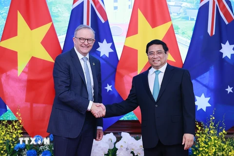 Thủ tướng Phạm Minh Chính và Thủ tướng Australia Anthony Albanese chụp ảnh chung trong buổi hội đàm ngày 4/6/2023. (Ảnh: Dương Giang/TTXVN)