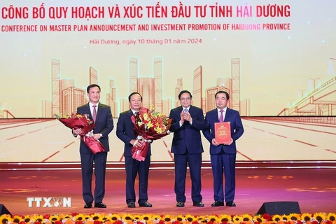 Thủ tướng Phạm Minh Chính trao Quyết định công bố Quy hoạch tỉnh Hải Dương cho lãnh đạo tỉnh Hải Dương. (Ảnh: Dương Giang/TTXVN)