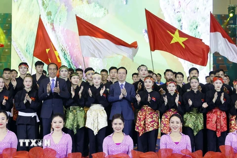Chủ tịch nước Võ Văn Thưởng và Tổng thống Indonesia Joko Widodo chụp ảnh chung với các võ sinh. (Ảnh: Thống Nhất/TTXVN)