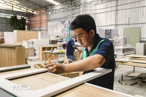 Sản xuất gỗ nội thất tại Công ty trách nhiệm hữu hạn nội thất Mạnh Hệ, Thành phố Hồ Chí Minh. (Ảnh: Hồng Nhung/TTXVN)