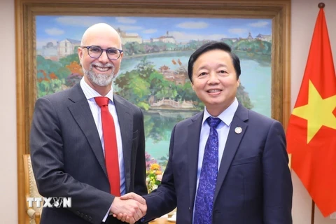 Phó Thủ tướng Trần Hồng Hà tiếp Đại sứ Canada tại Việt Nam Shawn Steil ngày 23/5/2023. (Ảnh: Văn Điệp/TTXVN)
