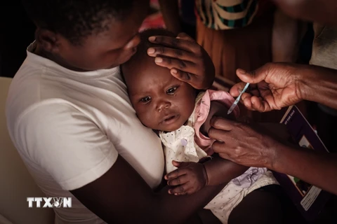 Nhân viên y tế tiêm vaccine ngừa bệnh sốt rét cho trẻ em tại Gisambai, Kenya. (Ảnh: AFP/TTXVN) 