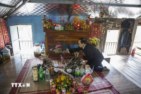 Ông Bùi Văn Chiên ở xóm Mừng xã Hợp Phong huyện Cao Phong chuẩn bị bàn thờ tổ tiên trước khi làm lễ xin phép thần linh, thổ công thổ địa để mời ông bà tổ tiên về ăn Tết cùng con cháu. (Ảnh Trọng Đạt/TTXVN)