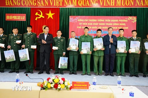 Phó Chủ tịch Quốc hội Trần Quang Phương tặng quà Tết cho các cán bộ, chiến sỹ có hoàn cảnh khó khăn của Đồn Biên phòng Cửa khẩu Quốc tế La Lay. (Ảnh: Thanh Thủy/TTXVN)