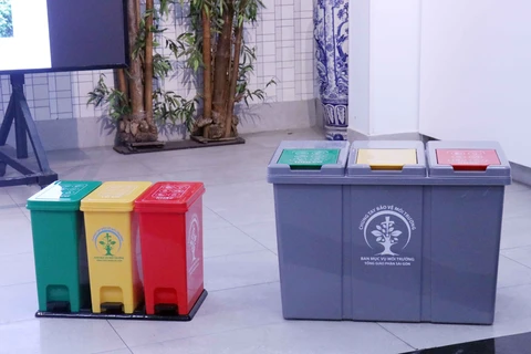 500 thùng 3 ngăn phân loại rác được chuyển đến 203 giáo xứ để sử dụng tại các nhà thờ, điểm truyền giáo trong toàn Tổng Giáo phận Thành phố Hồ Chí Minh. (Ảnh: Xuân Khu/TTXVN)