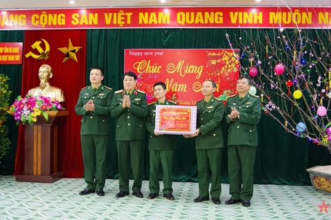 Đại tướng Lương Cường trao quà của Quân ủy Trung ương, Bộ Quốc phòng tặng Đồn Biên phòng Cửa khẩu Quốc tế Thanh Thủy. (Nguồn: Báo Quân đội Nhân dân)