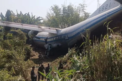 Hiện trường sự cố máy bay quân sự Myanmar trượt khỏi đường băng. (Nguồn: India Today) 