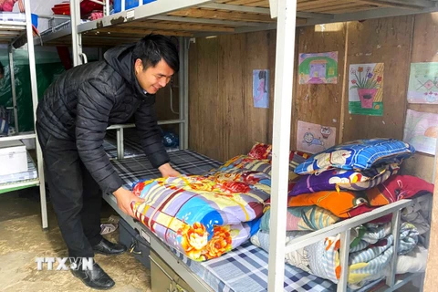 Thầy giáo ở huyện Mù Cang Chải (Yên Bái) chuẩn bị chăn, đệm ấm cho học sinh bán trú. (Ảnh: Tuấn Anh/ TTXVN)