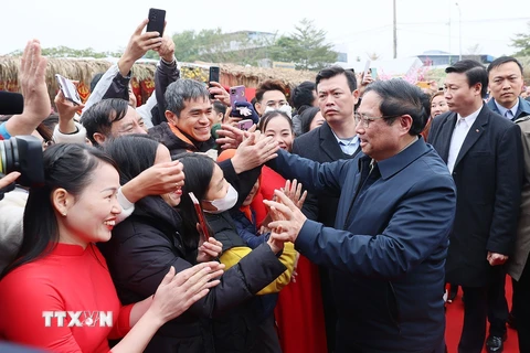 Thủ tướng Phạm Minh Chính với công nhân, người lao động tại "Ngày hội công nhân - Đón chào Xuân mới" 2024. (Ảnh: Dương Giang/TTXVN)