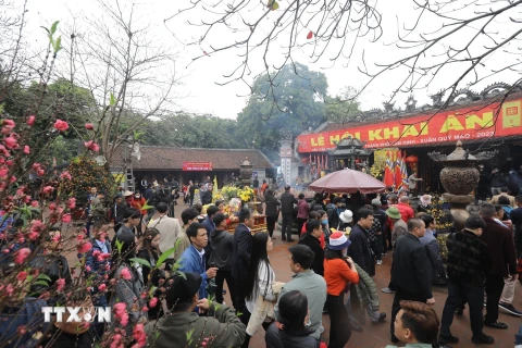 Người dân và du khách đến đền Trần (Nam Định) để dâng hương, dâng lễ đầu Xuân. (Ảnh: Minh Quyết/ TTXVN)