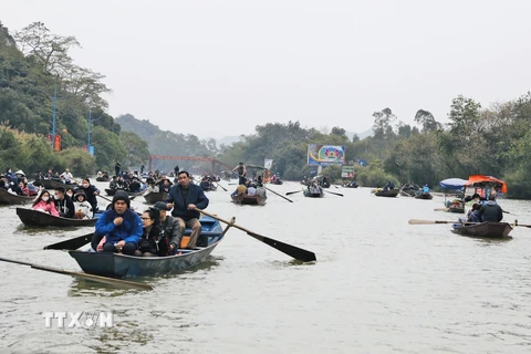 Du khách trẩy hội chùa Hương trên dòng suối Yến. (Ảnh: Trần Việt/TTXVN)