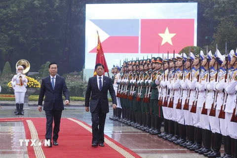 Chủ tịch nước Võ Văn Thưởng và Tổng thống Philippines Ferdinand Romualdez Marcos Jr. duyệt Đội danh dự Quân đội Nhân dân Việt Nam. (Ảnh: Thống Nhất/TTXVN)