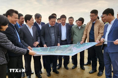 Bí thư Thành ủy Hà Nội Đinh Tiến Dũng kiểm tra về tình hình thực hiện dự án Vành đai 4 trên địa bàn tỉnh Bắc Ninh. (Ảnh: TTXVN phát)