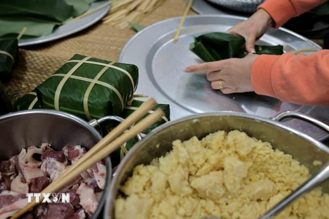 Gói bánh chưng là một trong nhiều hoạt động nhằm giữ gìn hồn Tết Việt của người Việt Nam ở nước ngoài. (Ảnh: Nhật Anh/TTXVN)