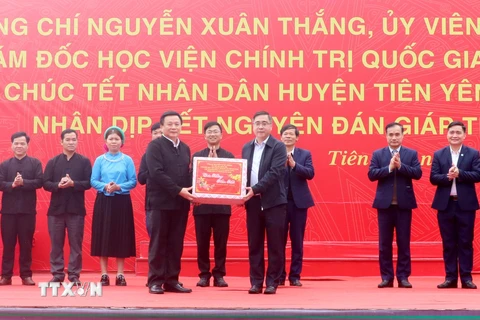 Ủy viên Bộ Chính trị Nguyễn Xuân Thắng tặng quà Tết cho đảng bộ, chính quyền, nhân dân huyện Tiên Yên. (Ảnh: Văn Đức/TTXVN)