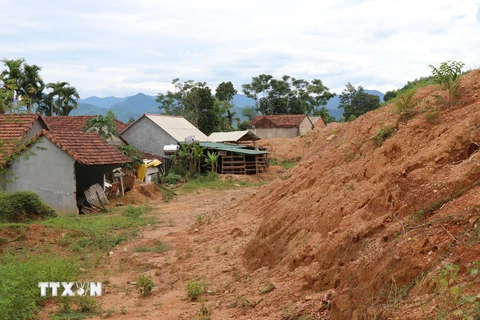 Tổ dân phố làng Dầu, thị trấn Di Lăng, huyện Sơn Hà (Quảng Ngãi) có 7 hộ với 21 nhân khẩu thường xuyên bị sạt lở núi đe dọa. (Ảnh: Phạm Cường/TTXVN)