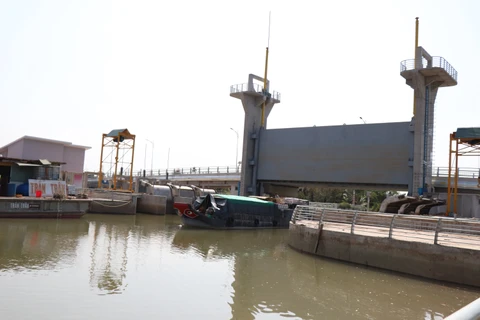 Cống Tân Phú thuộc Dự án Quản lý nước tỉnh Bến Tre tại huyện Châu Thành (Bến Tre) ngăn nước mặn xâm nhập từ sông Tiền và sông Hàm Luông vào sông Ba Lai. (Ảnh: Công Trí/TTXVN)