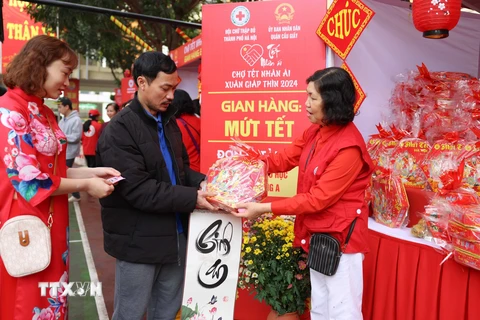 Khoảng 600 người dân đổi phiếu để nhận hàng miễn phí tại các gian hàng ở Chợ Tết nhân ái Hà Nội, mỗi phiếu trị giá 850.000đ/phiếu. (Ảnh: Thanh Tùng/TTXVN)