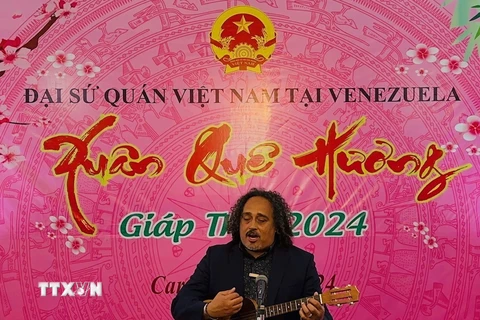 Ca sỹ Alí Alejandro Primera biểu diễn một số ca khúc ca ngợi Chủ tịch Hồ Chí Minh. (Ảnh: TTXVN phát)