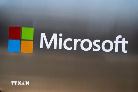 Biểu tượng Microsoft bên ngoài tòa nhà văn phòng ở Chevy Chase, Maryland, Mỹ. (Ảnh: AFP/TTXVN)