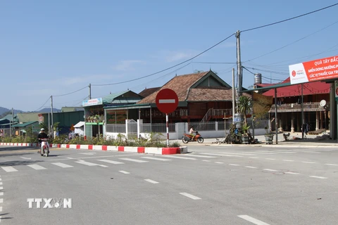 Đường xá ở Mường Phăng được đầu tư xây dựng rộng rãi, thoáng mát. (Ảnh: Phan Quân/TTXVN)