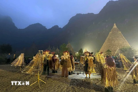 Đảo Khê Cốc thuộc Khu du lịch sinh thái Tràng An phục dựng và tái hiện lại hình ảnh sinh sống và sinh hoạt cộng đồng của cư dân Tràng An xưa là một địa điểm du lịch hoàn toàn mới trong dịp Tết Nguyên đán Giáp Thìn 2024. (Ảnh: Thùy Dung/TTXVN)