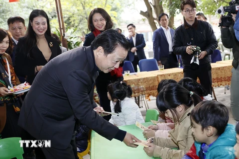 Phó Thủ tướng Trần Hồng Hà chúc Tết, tặng quà trẻ em mồ côi, không nơi nương tựa được chăm sóc, đón Tết tại Trung tâm Bảo trợ xã hội 3. (Ảnh: Văn Điệp/TTXVN)