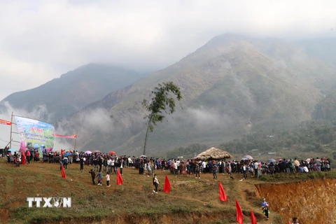 Lễ hội Gầu Tào ở xã Tà Mung, huyện Than Uyên, tỉnh Lai Châu thu hút đông đảo người dân và du khách tham gia. (Ảnh: Việt Dũng/TTXVN)