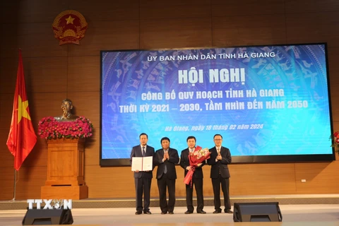 Bộ trưởng Bộ Kế hoạch và Đầu tư Nguyễn Chí Dũng trao quyết định của Thủ tướng Chính phủ phê duyệt quy hoạch tỉnh Hà Giang Giang giai đoạn 2021-2030, tầm nhìn đến 2050. (Ảnh: Minh Tâm/TTXVN)