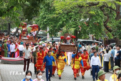 Các nghi lễ truyền thống trong Lễ hội Hoa Lư. (Ảnh: Hải Yến/TTXVN)