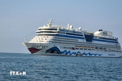 Tàu du lịch Aida Bella đưa du khách tham quan đảo ngọc Phú Quốc (Kiên Giang). (Ảnh: TTXVN phát)
