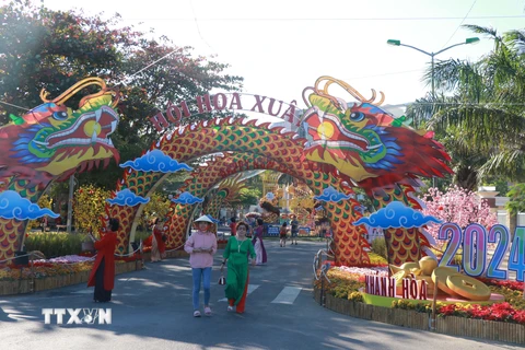 Cổng chào tại Hội hoa Xuân thành phố Nha Trang. (Ảnh: Đặng Tuấn/TTXVN)