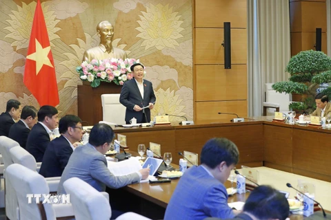 Sáng 21/2/2024, tại Hà Nội, Chủ tịch Quốc hội Vương Đình Huệ chủ trì cuộc họp để nghe trình bày quá trình xây dựng và hoàn thiện Dự án Luật Công nghiệp quốc phòng, an ninh và động viên công nghiệp. (Ảnh: Nhan Sáng/TTXVN)