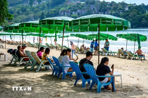 Khách du lịch tại đảo Phuket, Thái Lan. (Ảnh: AFP/TTXVN)