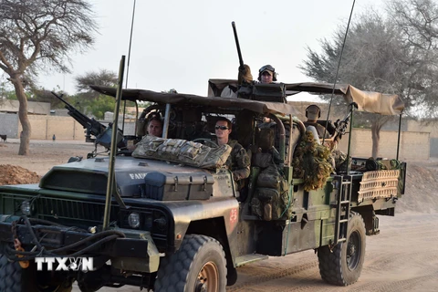 Binh sỹ Pháp tuần tra tại Diffa, Niger ngày 25/5/2015. (Ảnh: AFP/TTXVN)