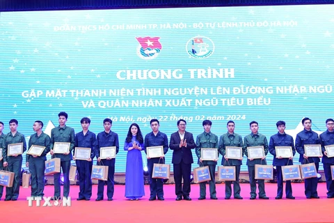 Bí thư Thành đoàn Hà Nội Chu Hồng Minh trao tặng giấy chứng nhận và quà cho 110 thanh niên tiêu biểu tình nguyện lên đường nhập ngũ năm 2024. (Ảnh: Minh Đức/TTXVN)