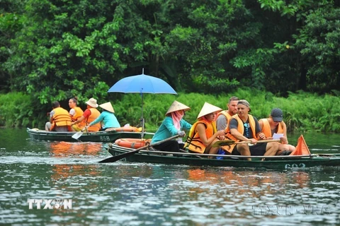 Du khách trong và ngoài nước tham quan khu du lịch Tràng An (Ninh Bình). (Ảnh: Minh Đức/TTXVN)