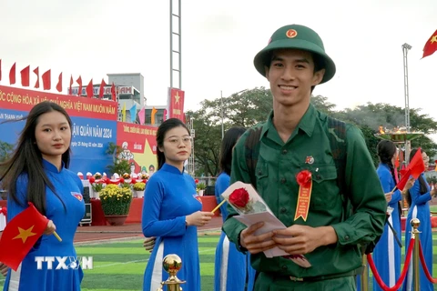 Thanh niên quận Thanh Khê (thành phố Đà Nẵng) hăng hái, phấn khởi lên đường nhập ngũ. (Ảnh: Quốc Dũng/TTXVN)