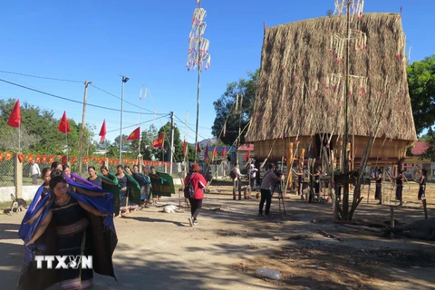 Dưới mái nhà Rông, những nét văn hóa đặc trưng của người Hà Lăng, làng Đăk Đe, xã Rờ Kơi, huyện Sa Thầy, tỉnh Kon Tum được tái hiện với điệu múa Chiêu. (Ảnh: Dư Toán/TTXVN)