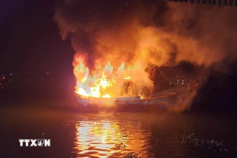 Hiện trường tàu cá bị cháy trong đêm. (Ảnh: TTXVN phát)