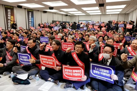 Các bác sỹ Hàn Quốc hô khẩu hiệu trước cuộc biểu tình trước Văn phòng Tổng thống để phản đối chính sách y tế của chính phủ ở Seoul, Hàn Quốc, ngày 25/2/2024. (Nguồn: Reuters)
