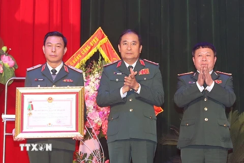 Thượng tướng Phùng Sĩ Tấn, Phó Tổng Tham mưu trưởng Quân đội Nhân dân Việt Nam trao Huân chương Bảo vệ Tổ quốc hạng Ba cho Trung tâm hành động bom mìn Quốc gia Việt Nam. (Ảnh: Trọng Đức/TTXVN)