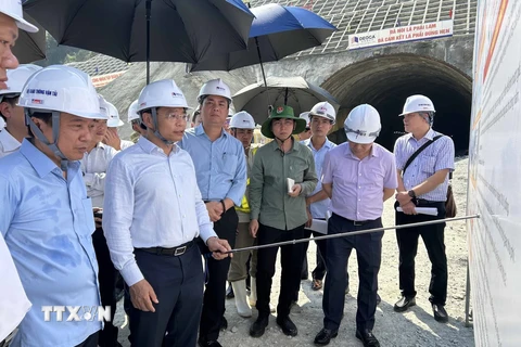 Bộ trưởng Bộ Giao thông Vận tải Nguyễn Văn Thắng kiểm tra tiến độ thi công cửa hầm phía Bắc (hầm số 3) thuộc Dự án thành phần cao tốc Quảng Ngãi-Hoài Nhơn. (Ảnh: TTXVN phát)