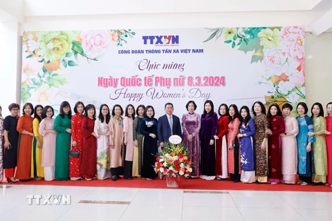 Tổng Giám đốc TTXVN Vũ Việt Trang (giữa) chụp ảnh lưu niệm cùng các nữ công đoàn viên TTXVN. (Nguồn: TTXVN)