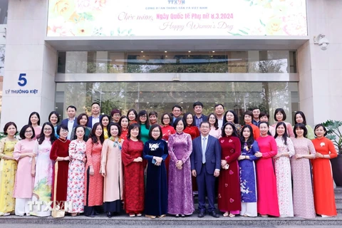 Tổng Giám đốc TTXVN Vũ Việt Trang (giữa) chụp ảnh lưu niệm cùng các nữ công đoàn viên TTXVN. (Nguồn: TTXVN)