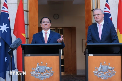 Thủ tướng Phạm Minh Chính và Thủ tướng Anthony Albanese gặp gỡ báo chí và công bố thiết lập quan hệ Đối tác Chiến lược toàn diện Việt Nam-Australia. (Ảnh: Dương Giang/TTXVN)